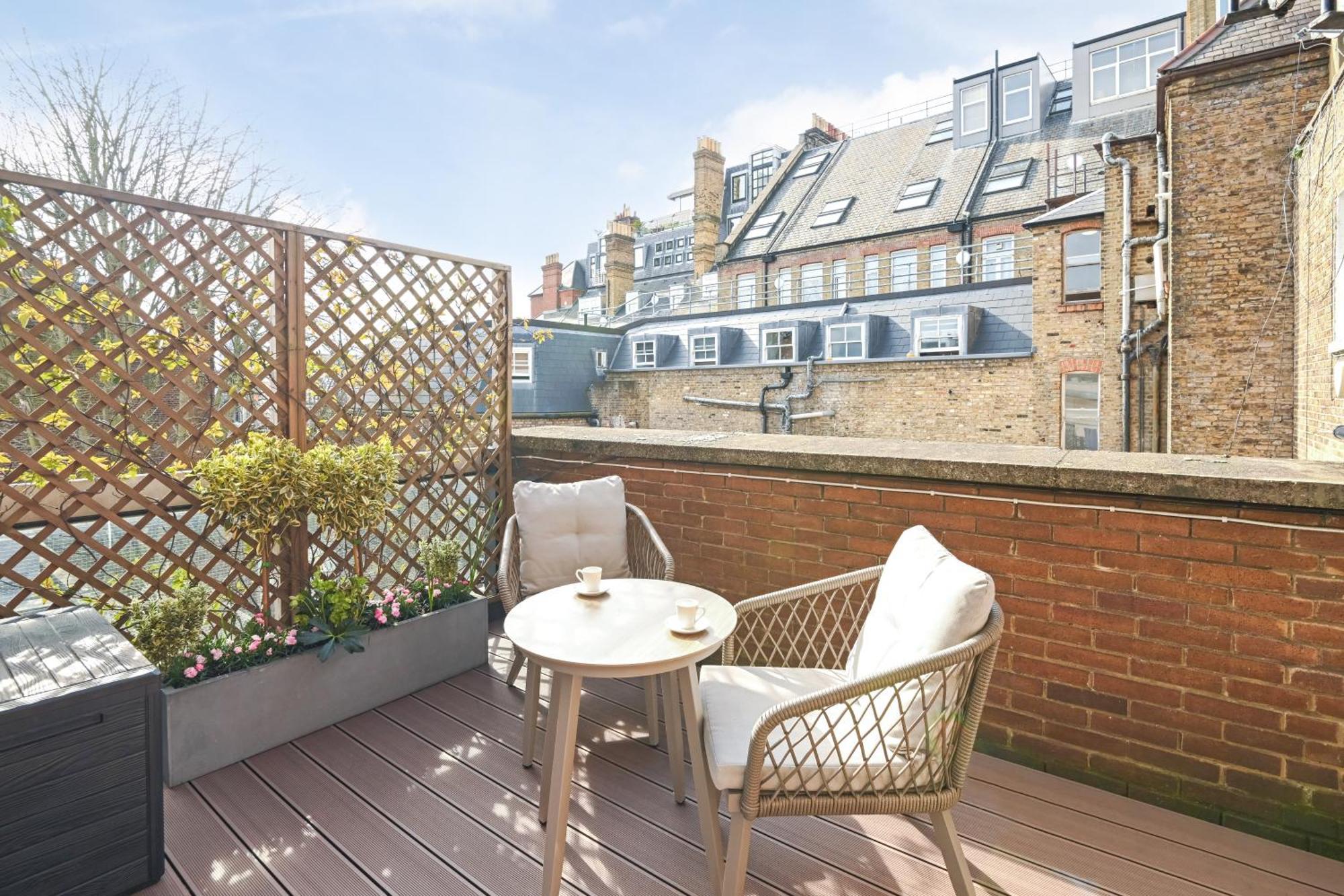 Buckingham & Lloyds Apartahotel 5*